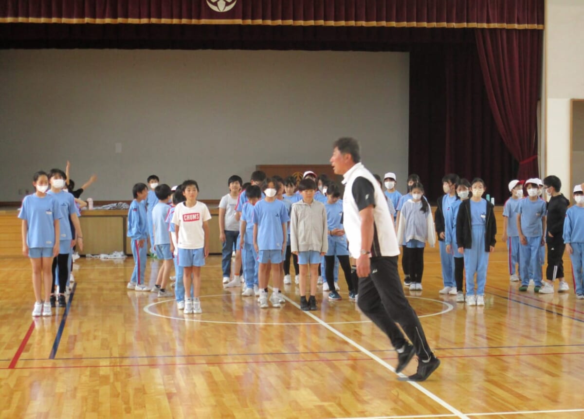 春の陸上運動記録会へ向けて                 [５・６年小中連携学習]